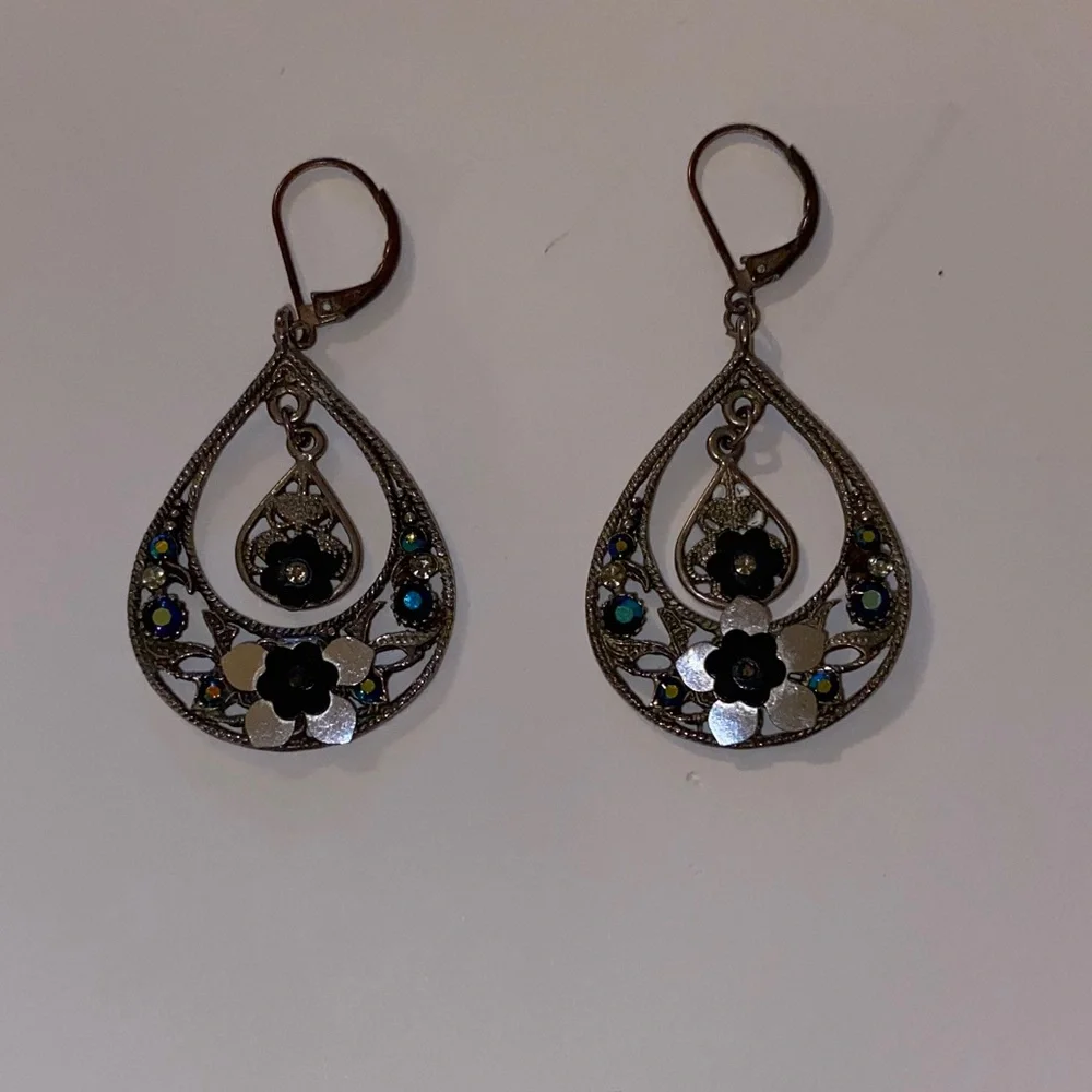 Delicate Silver Tone Black & Blue Stones Featuring an Intricate Floral Design